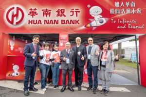 圖說：年度校園徵才盛會，臺大校長陳文章特別蒞臨華南銀行攤位表達支持。