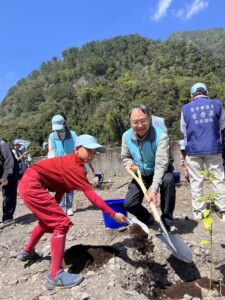 為建構國土生態綠網保育軸帶及推動植樹綠美化，林業及自然保育署臺中分署攜手臺中市政府，在臺中市和平區大甲溪沿線的德芙蘭國民小學、和平國民中學、和平國民小學、白冷國民小學、梨山國民中小學、平等國民小學等6校辦理同時異地聯合植樹活動，與學童及社區一同種下土肉桂、臺灣肉桂、烏心石、臺灣櫸、天仙果、華八仙等25種近千株原生樹種，未來可作為泰雅家屋建材、傳統原住民香料及觀賞的植物，連結人與自然的生命之網，體現人與自然和諧共生的美好願景。 林業保育署臺中分署張弘毅分署長致詞時表示，今年首次以大甲溪為軸線，聯合沿線6所國中小學辦理植樹活動，依據各校特色及需求，種下近千株原生特色樹種，每所學校就好像是一個小型的保種復育區，串聯拼接起來，就能將生態系統相互緊密連結，呈現出生物多樣性的珍貴價值，營造石虎、臺灣黑熊等物種棲地環境，未來可結合學校鄉土教育發展多元環教課程，共同打造永續的家園，建構中台灣西部淺山森林保育軸帶。 今天植樹節活動由松鶴社區發展協會文健站長者吟唱泰雅古調歌謠組曲拉開序幕，並由山谷的小提琴手—德芙蘭室內弦樂團帶來傳統泰雅歌謠，接著由和平國中帶來展現力與美的泰雅族原住民舞蹈，傳達泰雅文化傳承的意義。林業保育署臺中分署為感謝企業認養造林，頒發獎牌感謝萬海航運、第一商業銀行、台中商銀、全智科技、美光記憶體股份有限公司等企業，以實際行動善盡社會責任投入造林。該分署亦頒獎肯定113年執行社區林業計畫績優社區，有苗栗縣麻必浩部落發展協會、石岡區南眉文化促進會、東勢創意執行協會等，更設計扁柏、台灣二葉松國產材獎牌，宣導國產材利用。 為鼓勵民眾植樹綠美化家園，今天於松鶴社區活動中心前辦理贈苗活動，贈送青楓、楓香、金毛杜鵑、土肉桂、山櫻花、野牡丹等10種原生樹苗共500株。正值植樹月期間，林業保育署臺中分署規劃辦理多場次贈苗活動，相關資訊請至該分署官網(https://taichung.forest.gov.tw/)\最新消息查詢，特別提醒民眾自備環保提袋盛裝樹苗，並在前往活動前務必再次確認活動資訊。