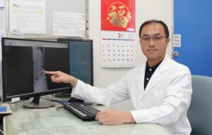 李建穎主任提醒，姿勢不良、體重過重及過度使用腰椎負重的人是脊椎狹窄症的高危險群。