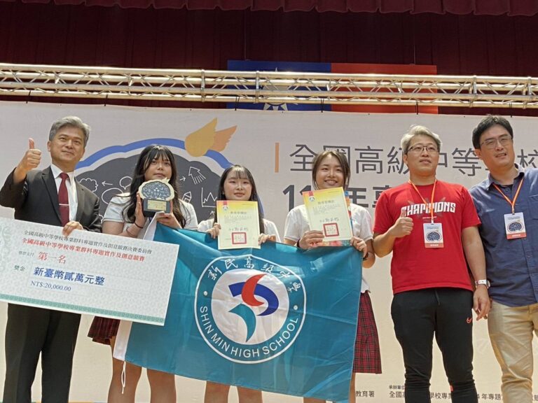 國教署長彭富源頒發第一名獎狀及獎金2萬元予新民獲獎師生