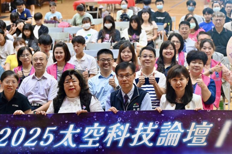 前排左二的陳昭舒，本身是台中市數一數二的地政士事務所負責人，但他在教育領域更出風采，長期付出不遺餘力。