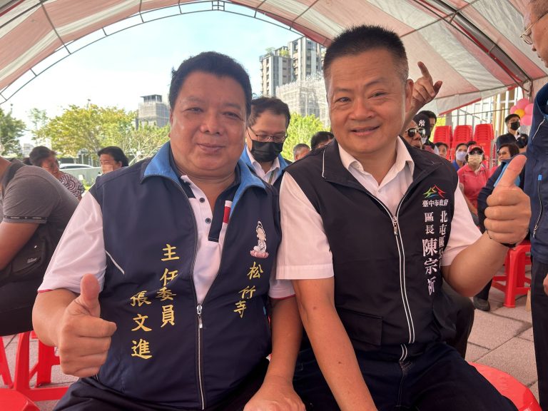 松竹寺出錢出力，主委張文進(左)跟理監事團隊積極配合公所花燈活動。北屯區長陳宗祈(右)深耕宮廟獲好評