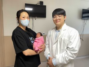 中醫大市立醫院的第100位新生寶寶為一名健康女嬰，由婦產科醫師方仁蔚接生