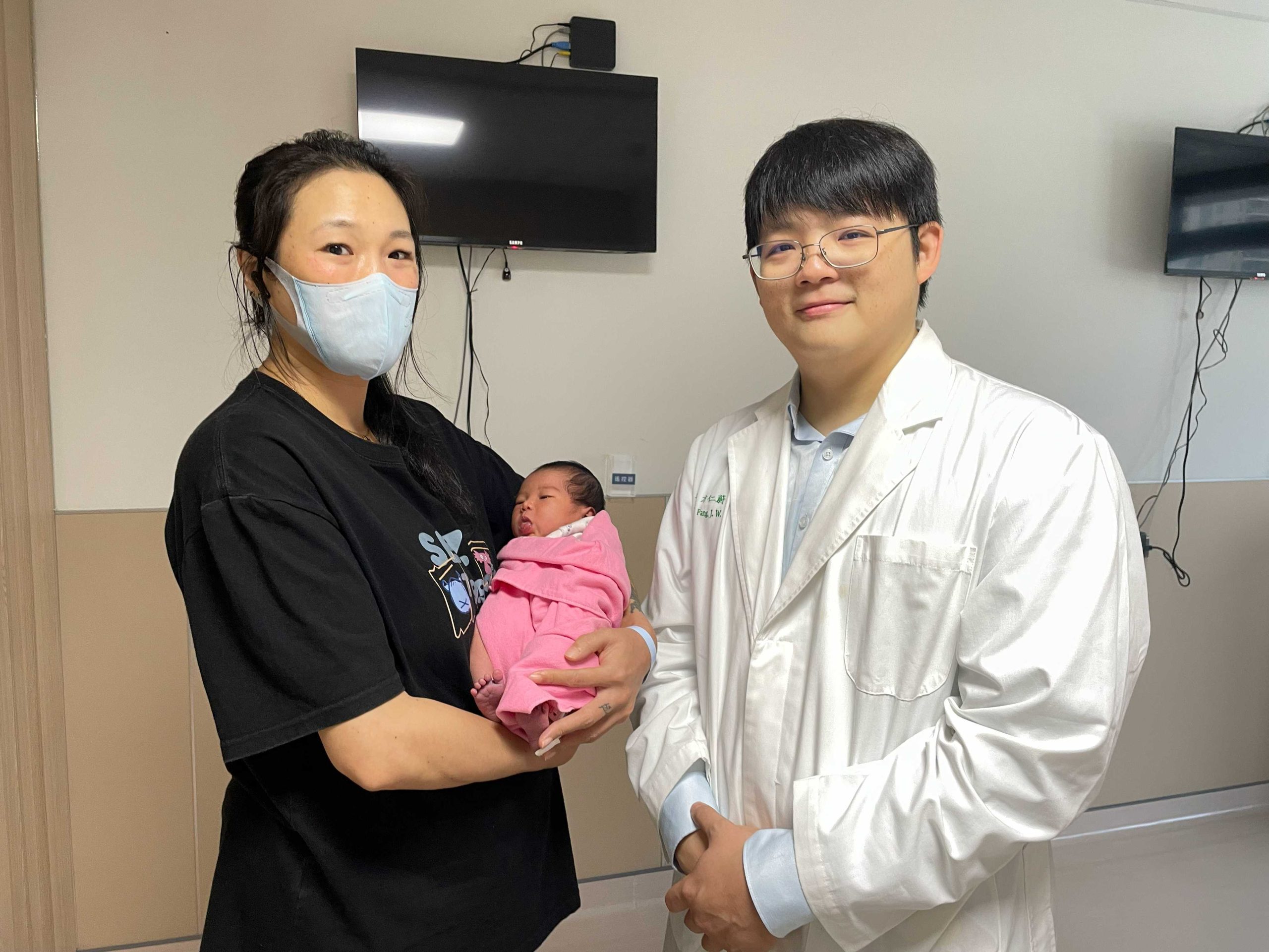 中醫大市立醫院的第100位新生寶寶為一名健康女嬰,由婦產科醫師方仁蔚接生